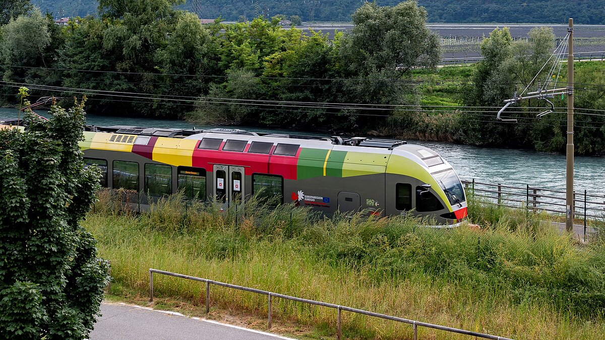 Ein Zug auf der Meraner Bahnlinie