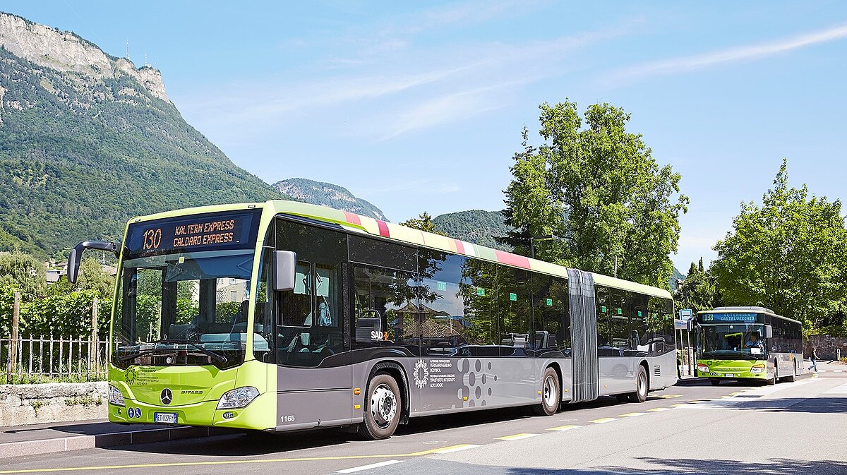 Due autobus a Caldaro, piazza Rottenburg