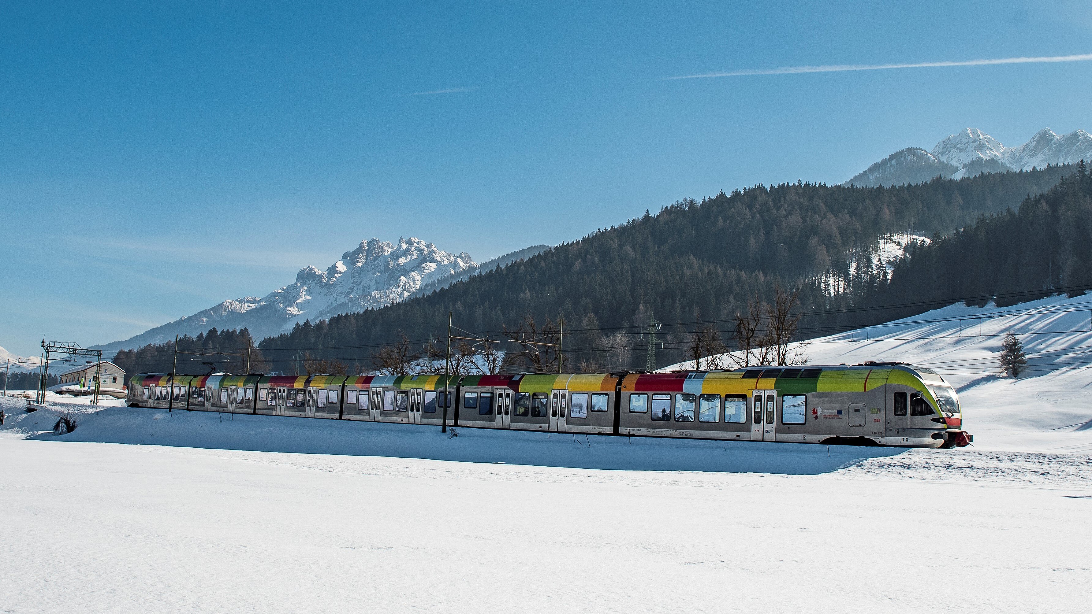 Die Pustertalbahn in verschneiter Winterlandschaft