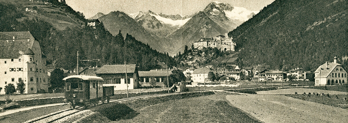 Ansicht Sand in Taufers mit der Tauferer Bahn, um 1910 (Fotograf: Franz Steger; Sammlung Monika Weissteiner, Stadtarchiv Bruneck – TAP)